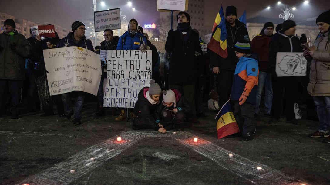 Tag für Tag stehen die Demonstranten auf dem Siegesplatz in Bukarest und versuchen ihren Forderungen Gehör zu verschaffen. Foto: picture alliance/dpa