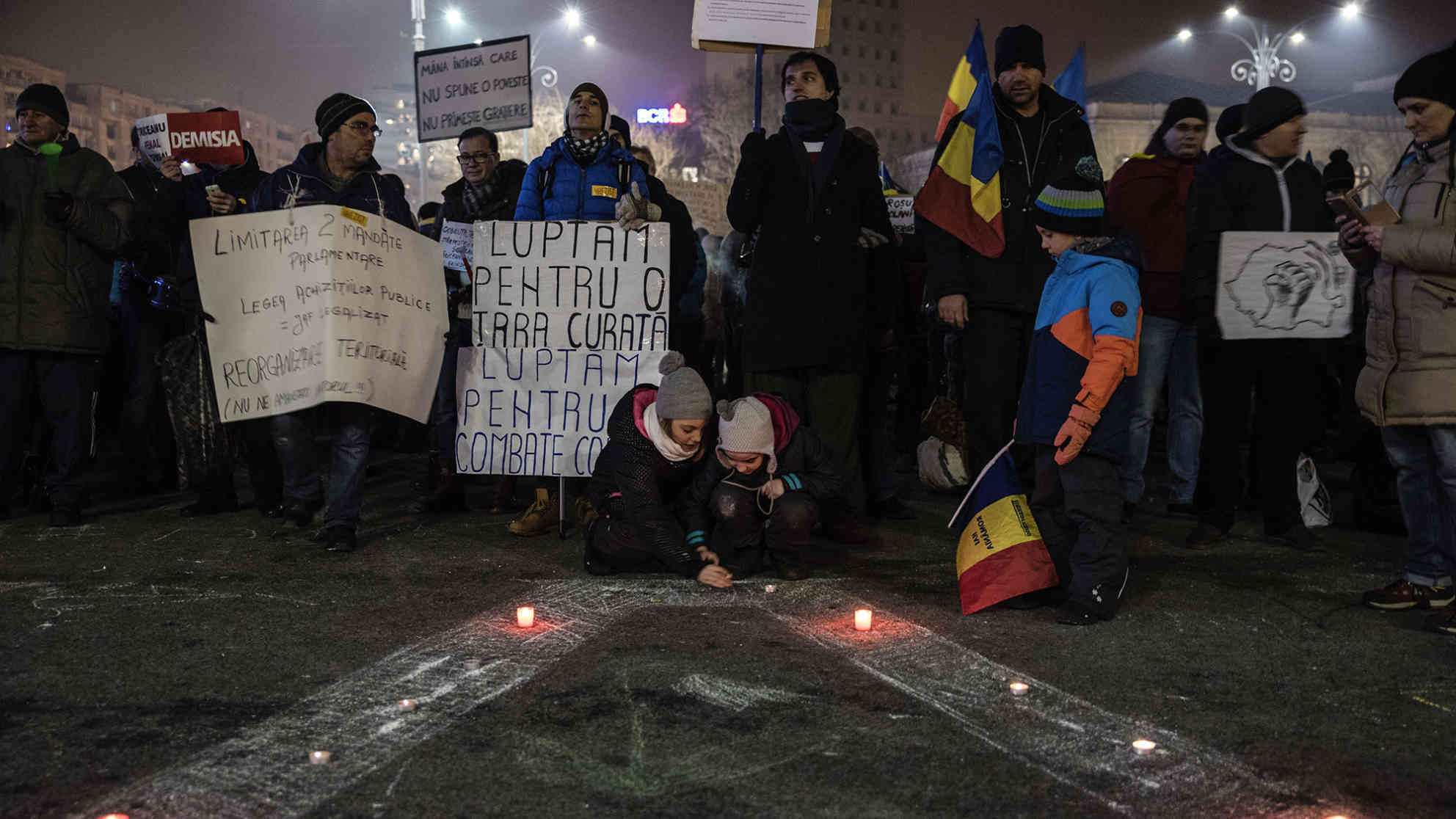 Tag für Tag stehen die Demonstranten auf dem Siegesplatz in Bukarest und versuchen ihren Forderungen Gehör zu verschaffen. Foto: picture alliance/dpa