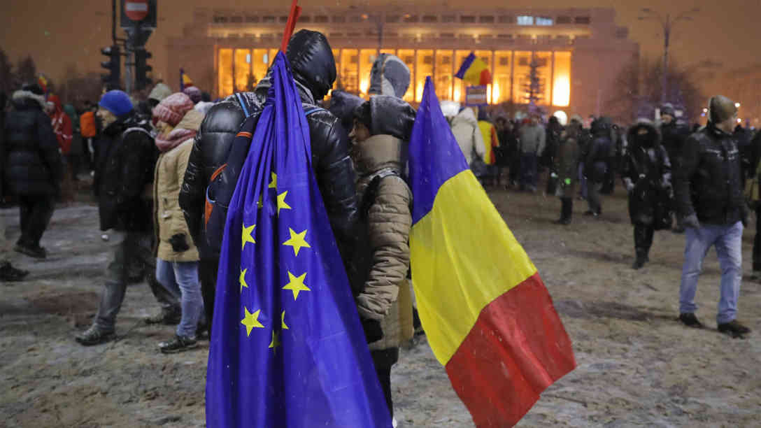 Weitere Proteste gegen die rumänische Regierung in Bukarest am 8.2.2017. Foto: picture alliance | AP Images