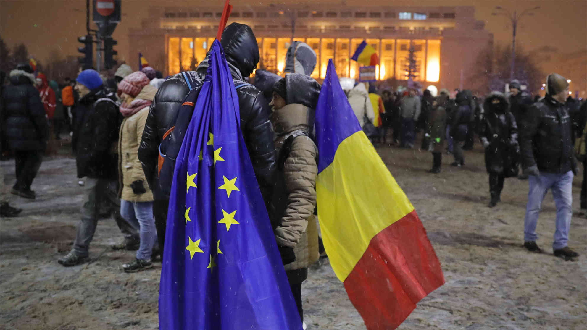 Weitere Proteste gegen die rumänische Regierung in Bukarest am 8.2.2017. Foto: picture alliance | AP Images