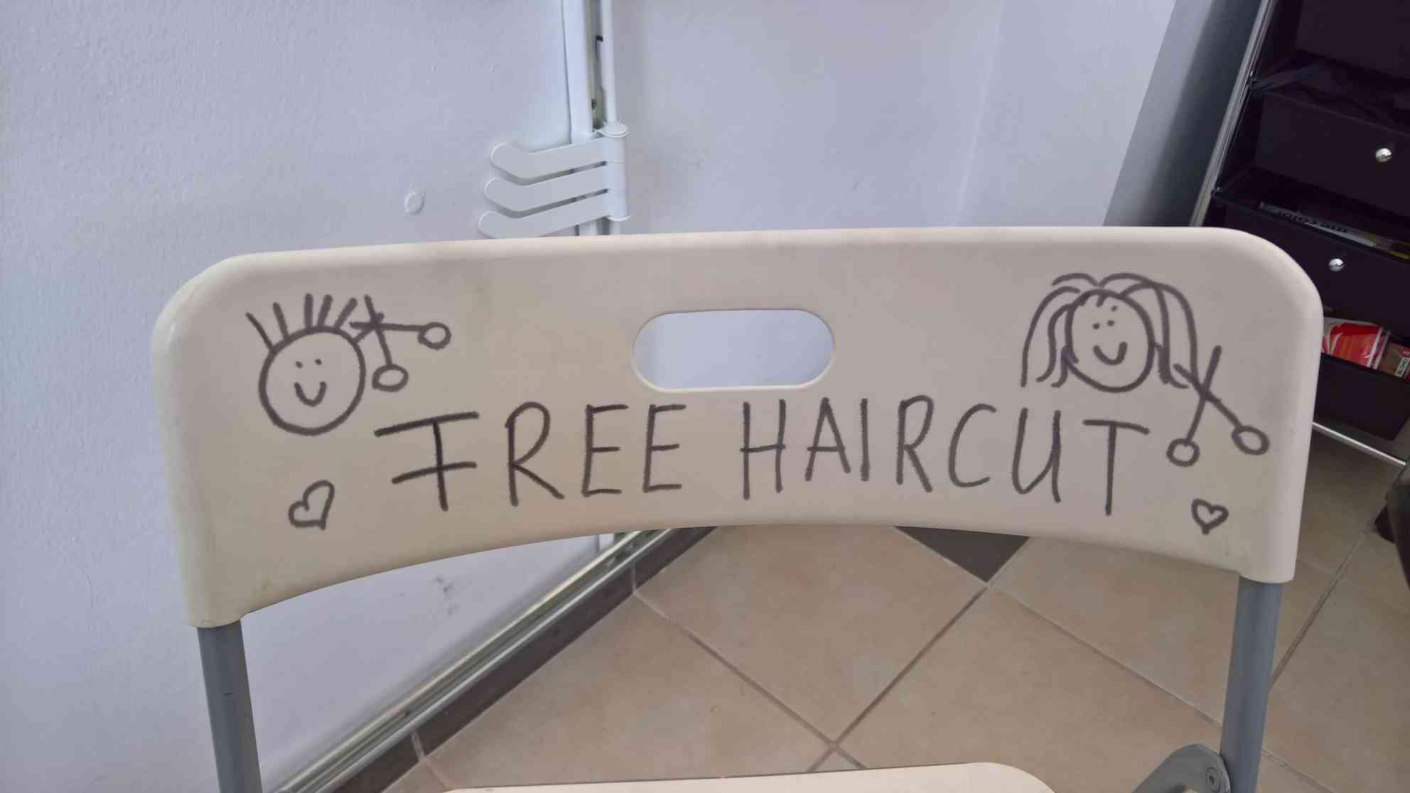 'Kostenloser Haarschnitt' - hier muss niemand für irgendetwas bezahlen. hier für nichts. Magdolna Rozsa bietet nicht nur Schminken, Maniküre, oder Frisieren an, sondern auch Gruppentherapien, Übungen fürs Selbstvertrauens und zur Persönlichkeitsentwicklung. Foto: BR | Attila Poth