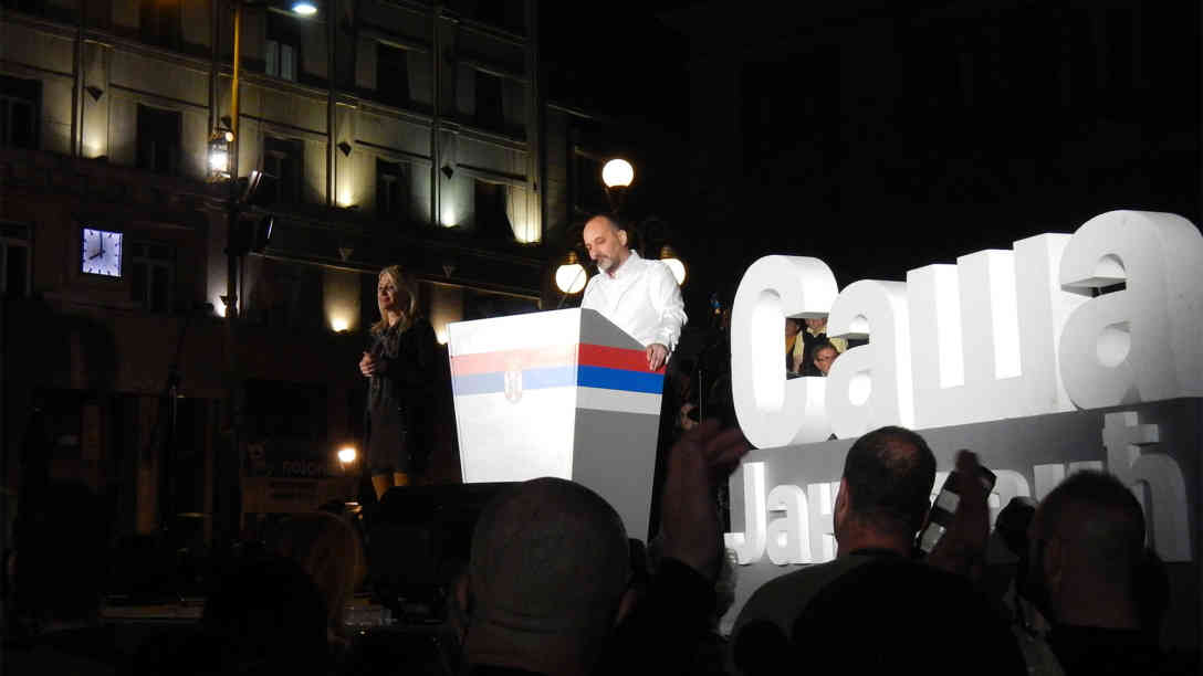 Sasa Jankovic, ehemaliger serbischer Volksanwalt (Ombudsmann) bei der Abschlusskundgebung in Belgrad. Laut Prognosen landet er mit 16 Prozent auf dem zweiten Rang. Foto: BR | Dejan Stefanovic
