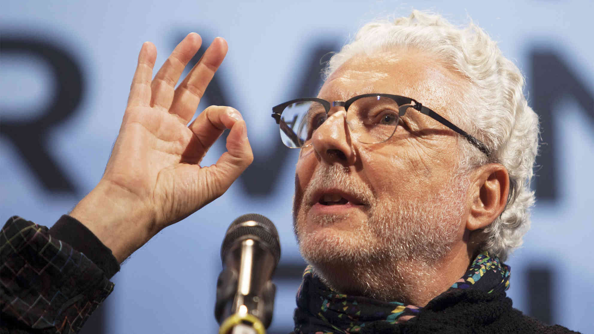 André Heller während einer Wahlkampfveranstaltung für den heutigen Bundespräsidenten Alexander Van der Bellen im Konzerthaus in Wien. Foto: picture-alliance | dpa