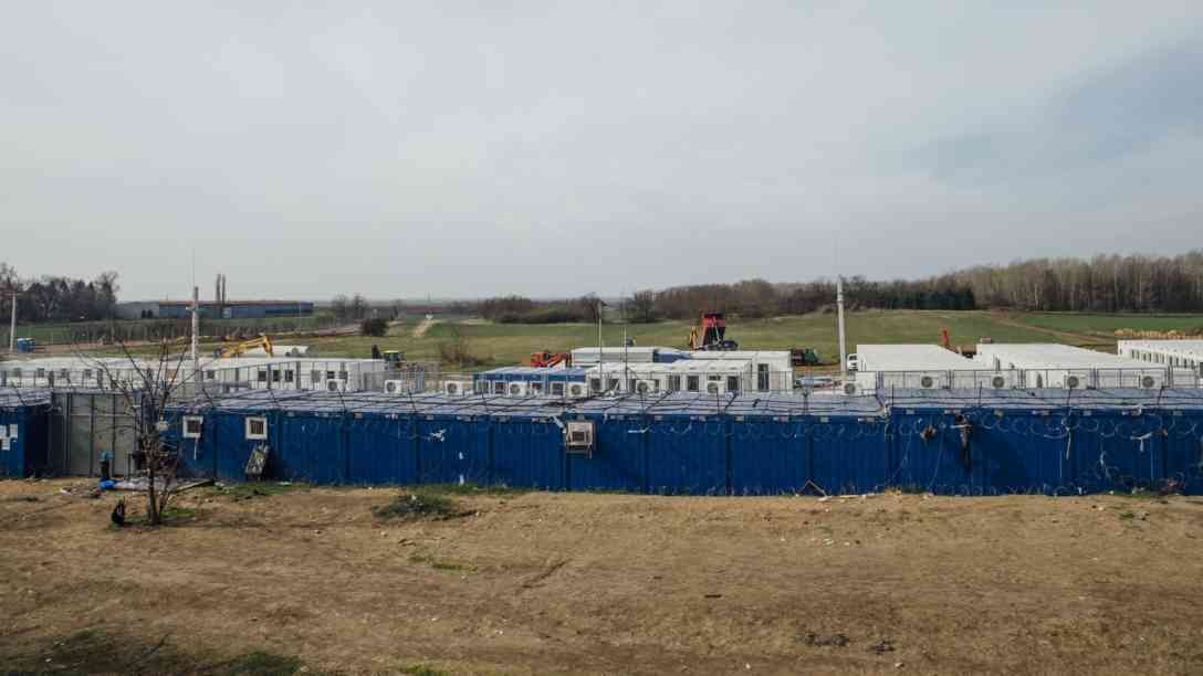 Blick von der serbische Seite aus auf das neue ungarische Transitlager für Flüchtlinge bei Kelebija . Foto: picture-alliance | dpa
