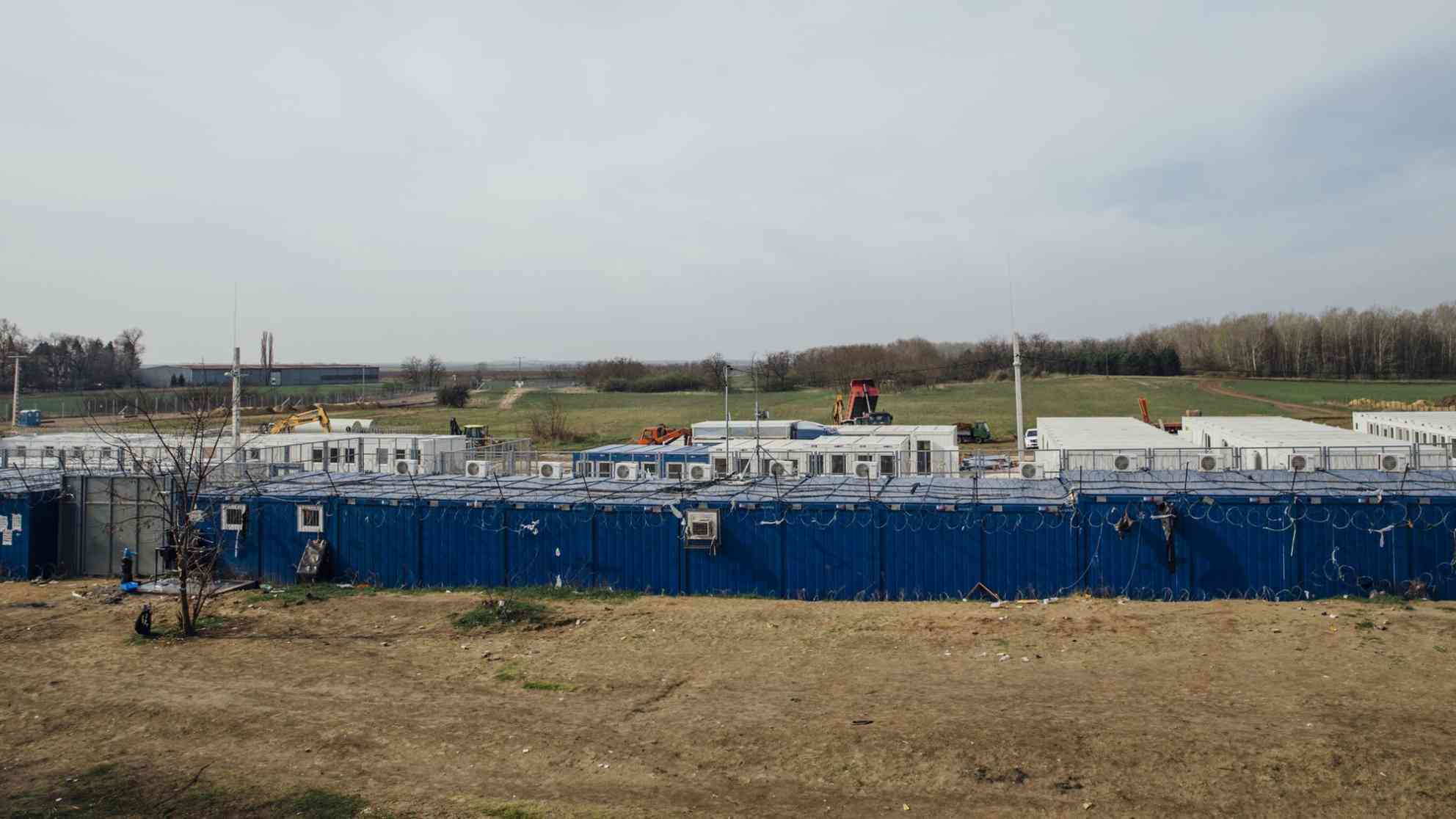 Blick von der serbische Seite aus auf das neue ungarische Transitlager für Flüchtlinge bei Kelebija . Foto: picture-alliance | dpa