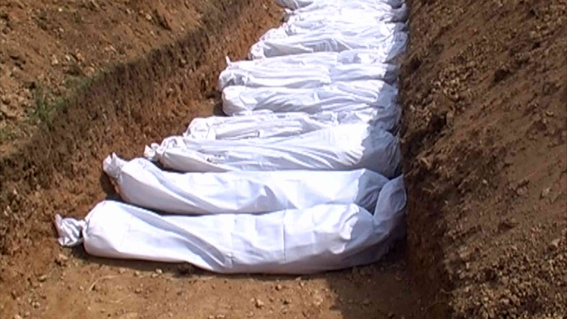 Begräbnis der toten Flüchtlinge, die an den Gleisen in Mazedonien umgekommen waren. Foto: Videostandbild