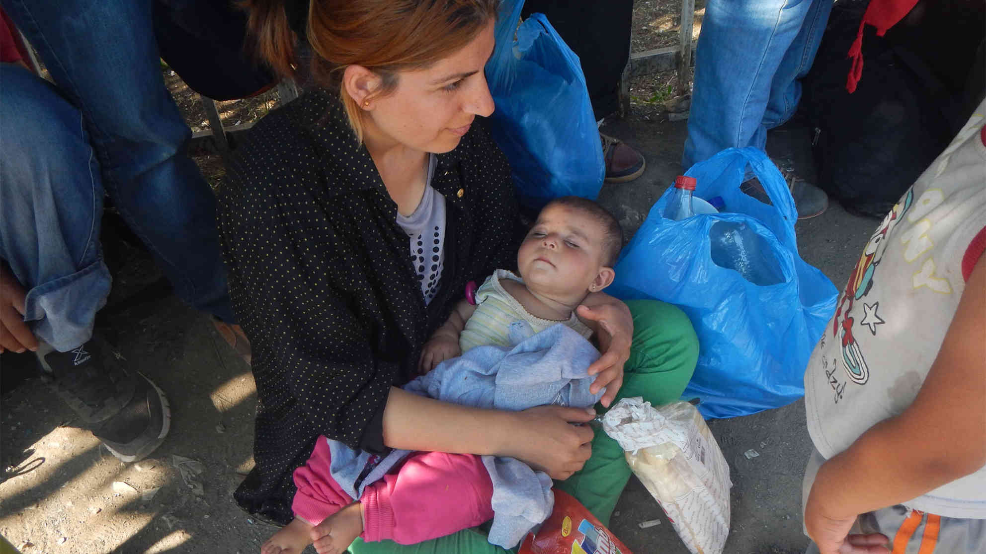 Eine Frau und ihr Kind warten stundenlang auf die Registrierung in Presevo/Serbien. (‎24. ‎August ‎2015) Foto: BR | Schaban Bajrami