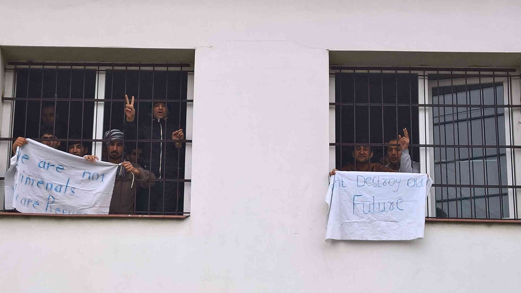 102 Menschen, darunter Frauen und Kinder werden hier festgehalten. Einige warten schon seit mehr als sechs Monaten auf eine Asylentscheidung. Deswegen sind jetzt viele von ihnen in den Hungerstreik getreten. Foto: BR | Attila Poth