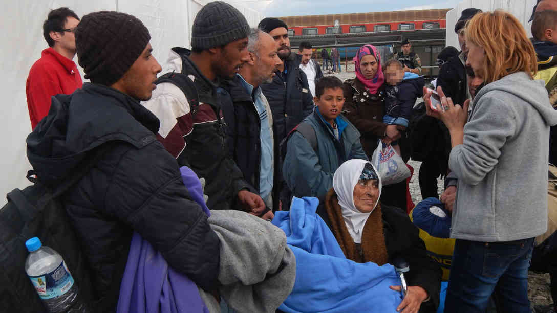 Nicht jeder Flüchtling hatte noch Geld für die Zugfahrkarte. Lence musste bei der Eisenbahn-Gesellschaft vermitteln und bemühte sich um gratis Fahrten für Ältere und Alleinreisende (10. ‎November ‎2015). Foto: BR | Schaban Bajrami