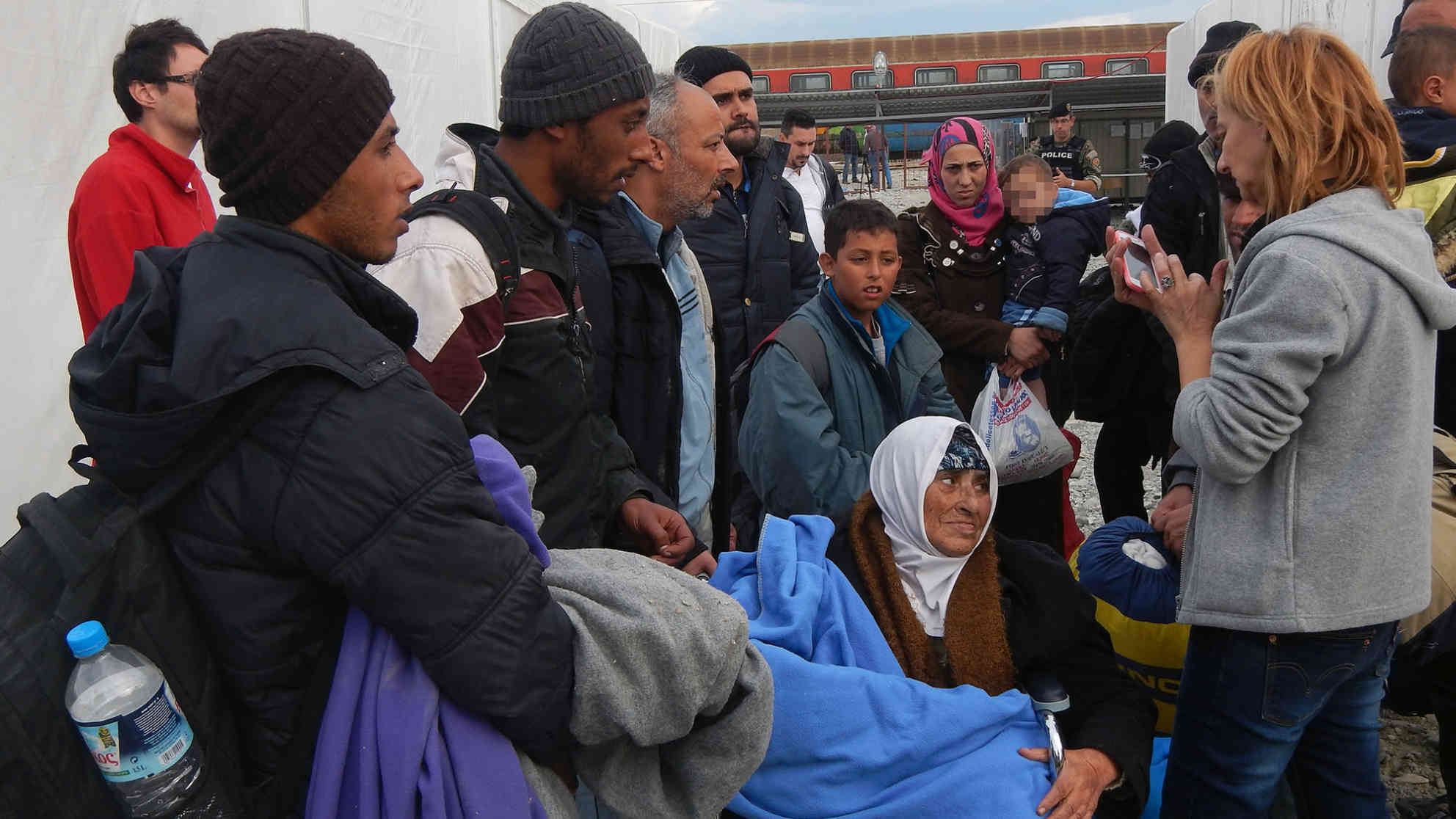 Nicht jeder Flüchtling hatte noch Geld für die Zugfahrkarte. Lence musste bei der Eisenbahn-Gesellschaft vermitteln und bemühte sich um gratis Fahrten für Ältere und Alleinreisende (10. ‎November ‎2015). Foto: BR | Schaban Bajrami