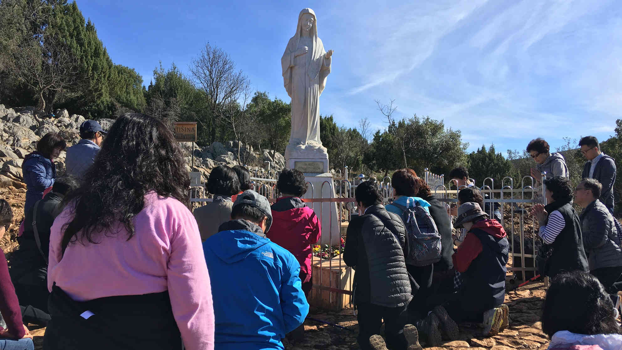 Eine Gruppe koreastämmiger Pilger aus den USA betet an einem der Orte, an dem die Mutter Gottes erschienen sein soll. Foto: BR | Michael Mandlik