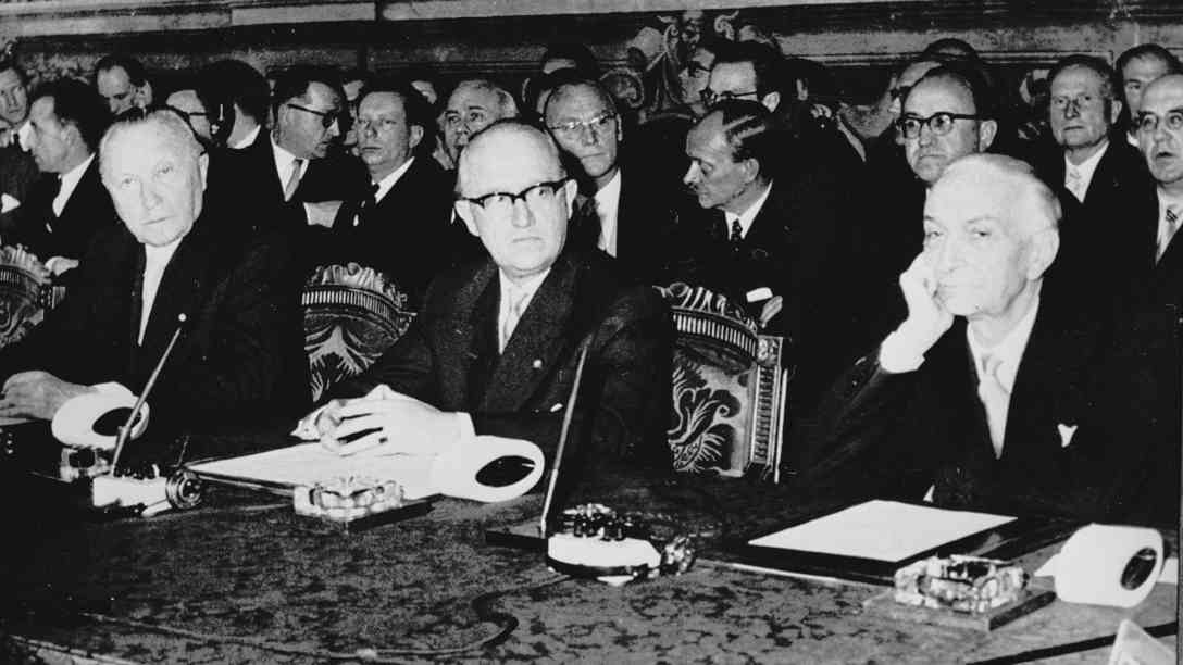 Römische Verträge, 25.März 1957 (Begründung der Europ.Wirtschaftsgemeinschaft EWG und der Europ.Atomgemeinschaft EURATOM; unterz. v .Belgien, Bundesrepublik, Frankreich, Italien, Luxemburg u.d.Niederlanden). Bei der Unterzeichnung im Konservatorenpalast, v.li.Bundeskanzler Konrad Adenauer, Staatssekr. Walter Hallstein, ital.Min.Präs.Antonio Segni. Foto: picture alliance/dpa