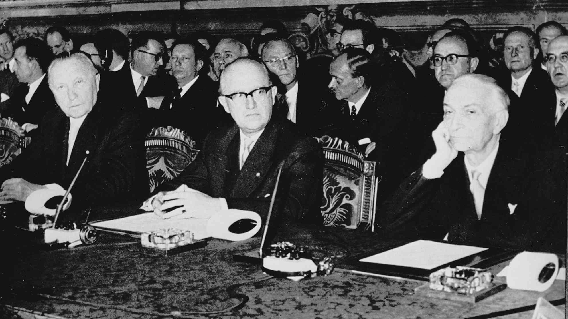 Römische Verträge, 25.März 1957 (Begründung der Europ.Wirtschaftsgemeinschaft EWG und der Europ.Atomgemeinschaft EURATOM; unterz. v .Belgien, Bundesrepublik, Frankreich, Italien, Luxemburg u.d.Niederlanden). Bei der Unterzeichnung im Konservatorenpalast, v.li.Bundeskanzler Konrad Adenauer, Staatssekr. Walter Hallstein, ital.Min.Präs.Antonio Segni. Foto: picture alliance/dpa