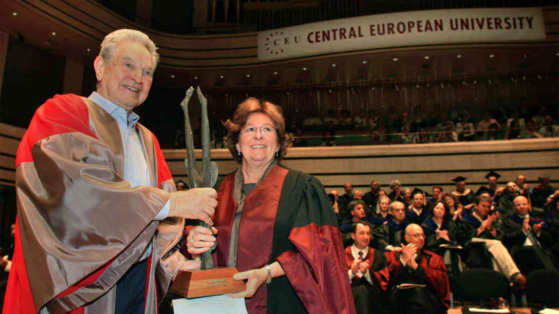 Die ehemalige Hochkommissarin für Menschenrechte bei den Vereinten Nationen, Louise Arbour bei einer Preisverleihung mit Gorge Soros in der CEU in Budapest am 17. Juni 2010. Foto: picture-alliance | dpa