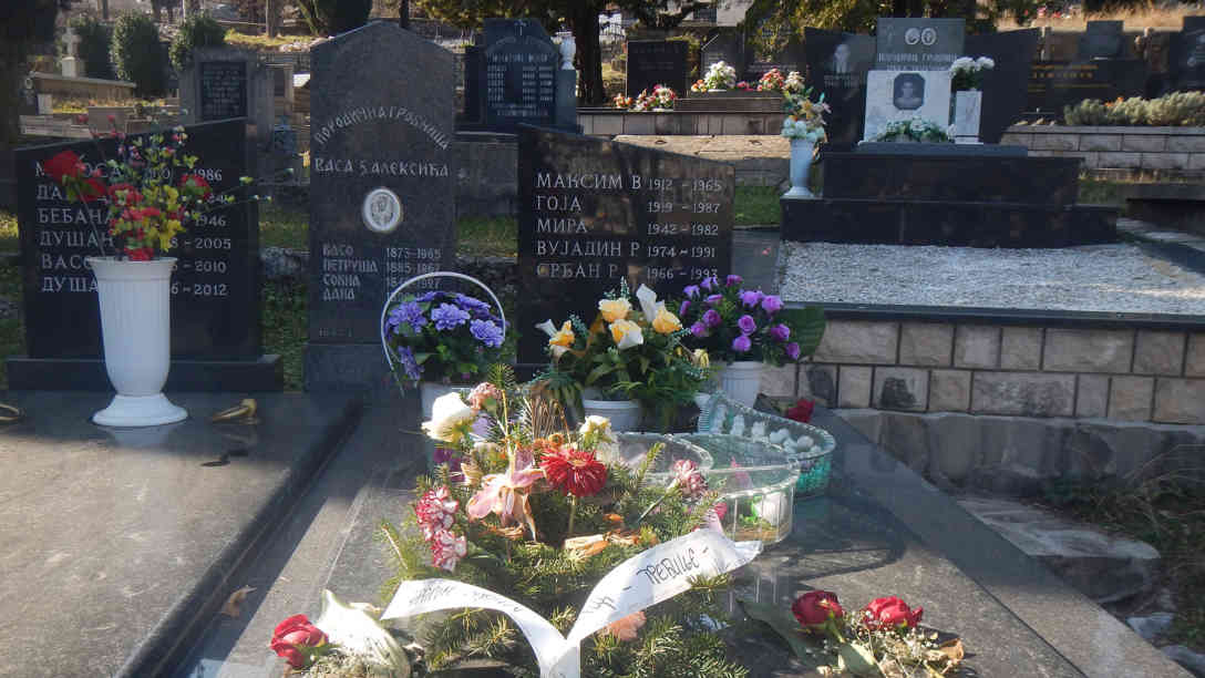 Srdjans Handeln bewegt noch immer unzählige Menschen. Den gelben Blumenstrauß haben Offiziere der Jugoslawischen Volksarmee am Grab niedergelegt, da „Srdjan gemacht habe, was sie in der Schule gelernt hätten.