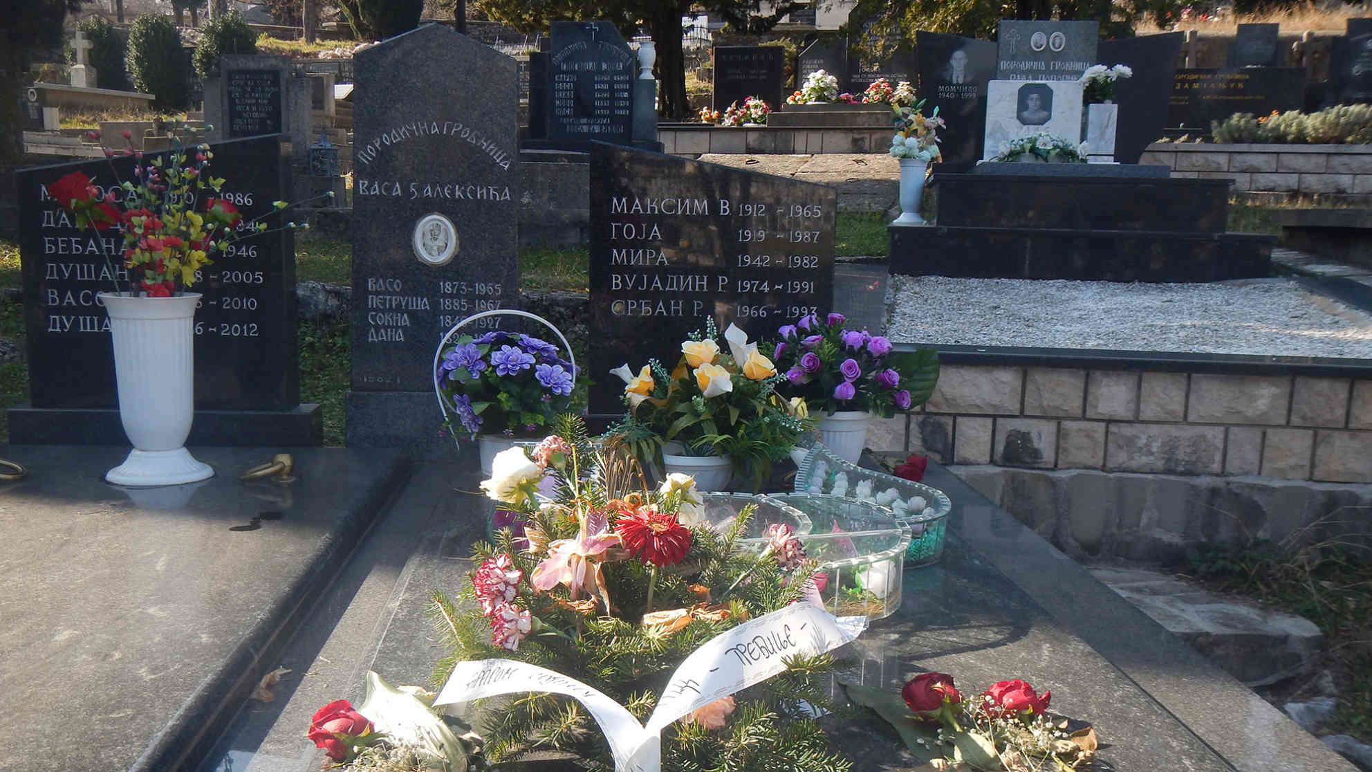 Srdjans Handeln bewegt noch immer unzählige Menschen. Den gelben Blumenstrauß haben Offiziere der Jugoslawischen Volksarmee am Grab niedergelegt, da „Srdjan gemacht habe, was sie in der Schule gelernt hätten.