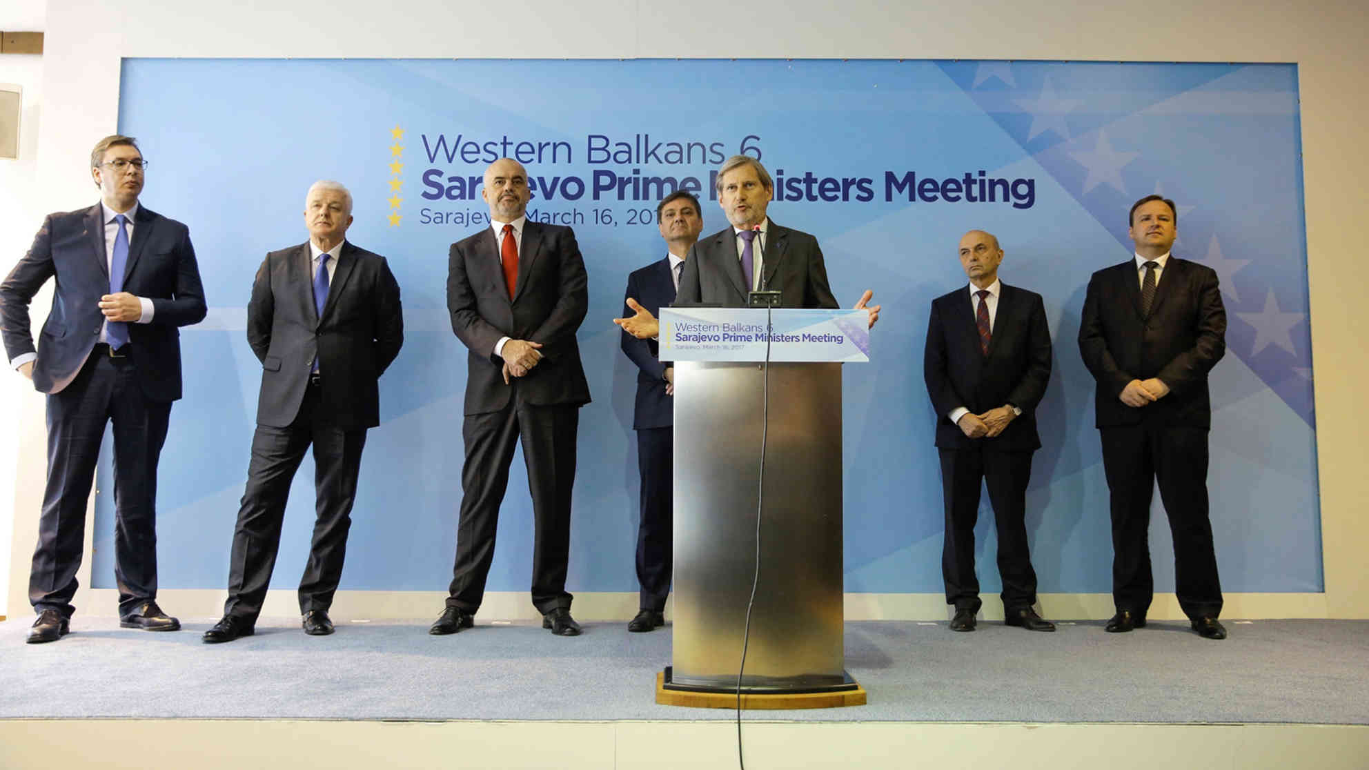 Die Premierminister der Westbalkanländer trafen in Sarajevo EU-Erweiterungskommisar Johannes Hahn. Foto: picture alliance/dpa