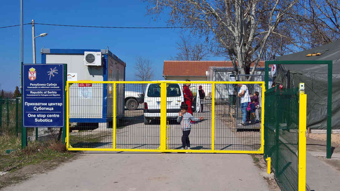 Eingang des Flüchtlingscamps in Subotica. Familien mit Kindern warten auf Einlass nach Ungarn. Foto: BR | Attila Poth