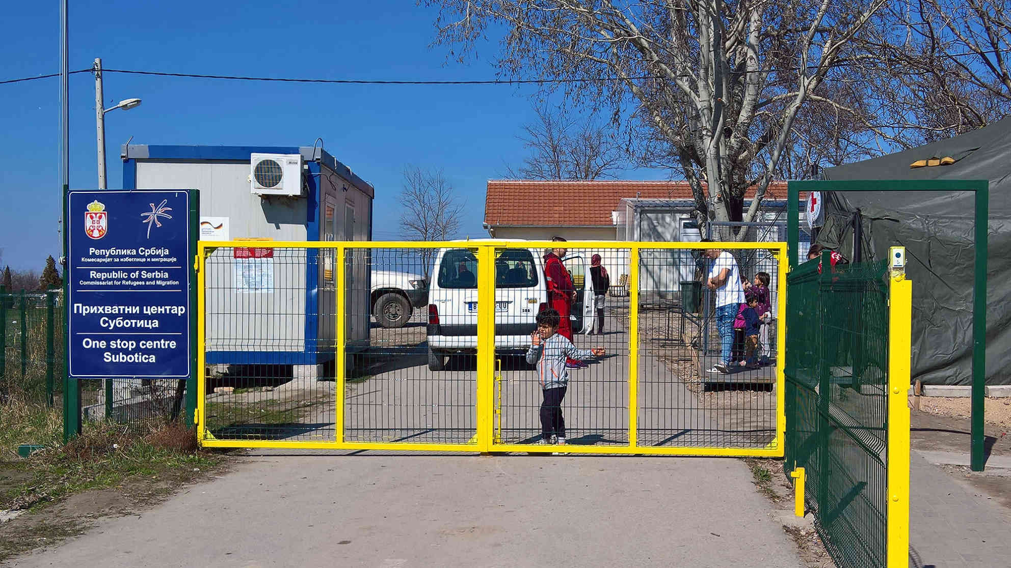 Eingang des Flüchtlingscamps in Subotica. Familien mit Kindern warten auf Einlass nach Ungarn. Foto: BR | Attila Poth