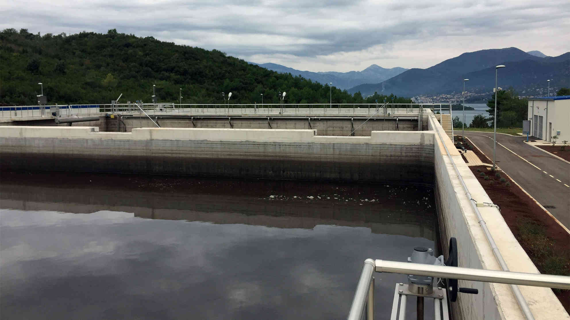 Die Abwasser-Aufbereitungsbecken des Klärwerks Tivat inklusive Blick auf die Bucht von Kotor. Foto: BR | Clemens Verenkotte