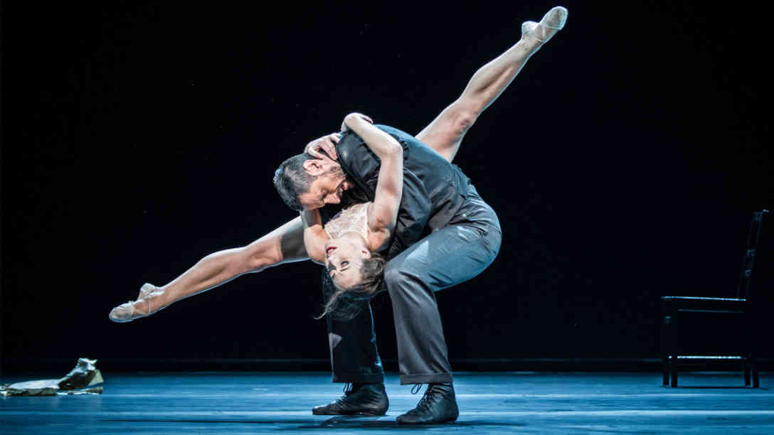 Die Figuren im Drama „Geister“ kämpfen mit den Schatten der Vergangenheit. Foto: Erik Berg