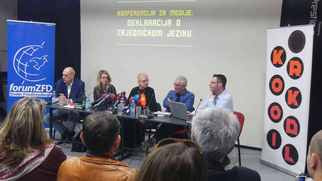 Vorstellung der Deklaration(v.l.n.r.): Baksa Bakovic, Dichter und Theaterkritiker aus Montenegro, Ivana Bodrozic, Schriftstellerin aus Kroatien, Borka Pavicevic, Dramaturgin und kulturelle Aktivistin aus Serbien, Enver Kazaz, Literaturhistoriker und Dichter aus Bosnien, Vladimir Arsenijevic, Novelist und Musiker aus Serbien. Foto: BR | Eldina Jasarevic