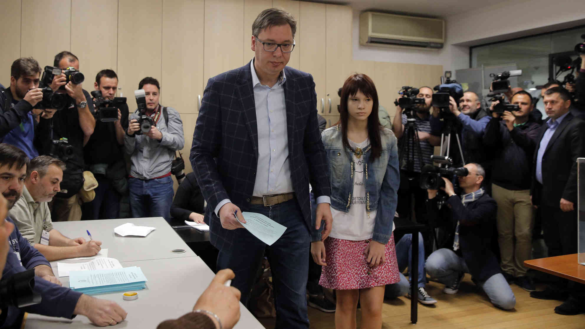 Serbiens Premierminister Aleksandar Vucic bei der Stimmabgabe mit seiner Tochter. Laut Hochrechnungen hat er 55 Prozent der Stimmen bekommen und muss nicht in die Stichwahl. Foto: picture-alliance | dpa