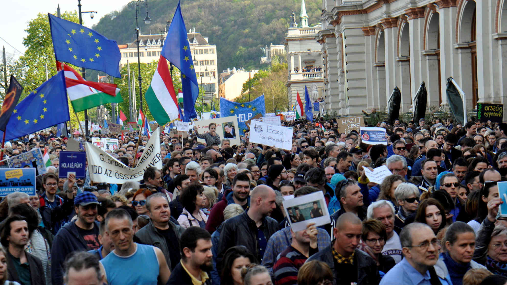Laut Organisatoren haben am gestrigen Sonntag in Budapest 80.000 Menschen gegen das neue Hochschulgesetz demonstriert. Foto: picture-alliance | dpa