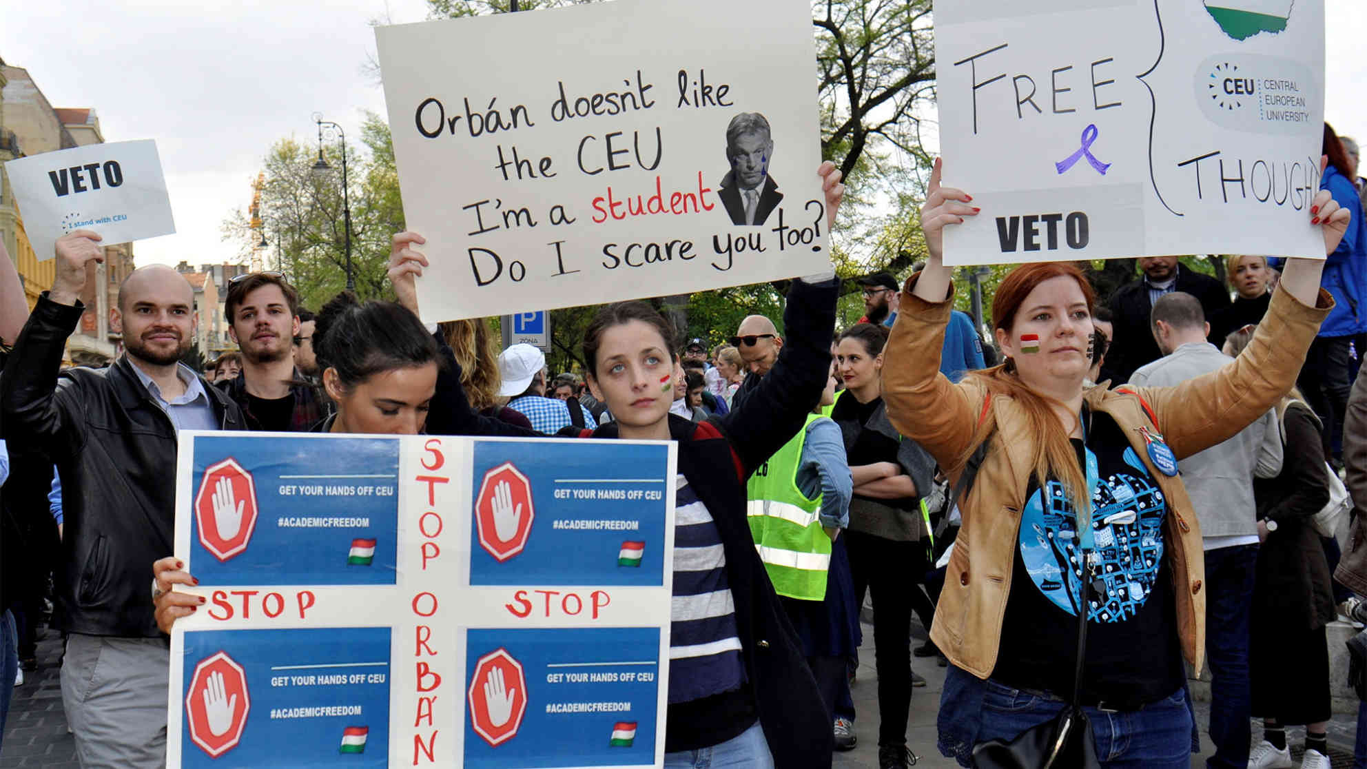 Laut Organisatoren haben am gestrigen Sonntag in Budapest 80.000 Menschen gegen das neue Hochschulgesetz demonstriert. Foto: picture-alliance | dpa