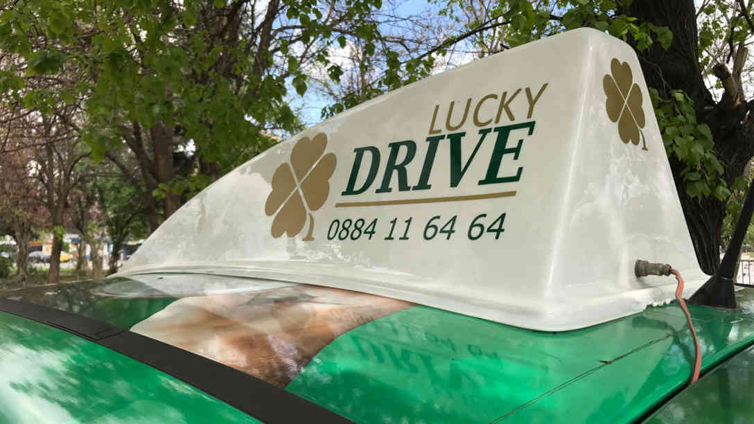 10 Opel und 20 Fahrer der Drink&Drive-Firma 'Lucky Drive' stehen jederzeit zur Verfügung. Foto: Blago Nikolov