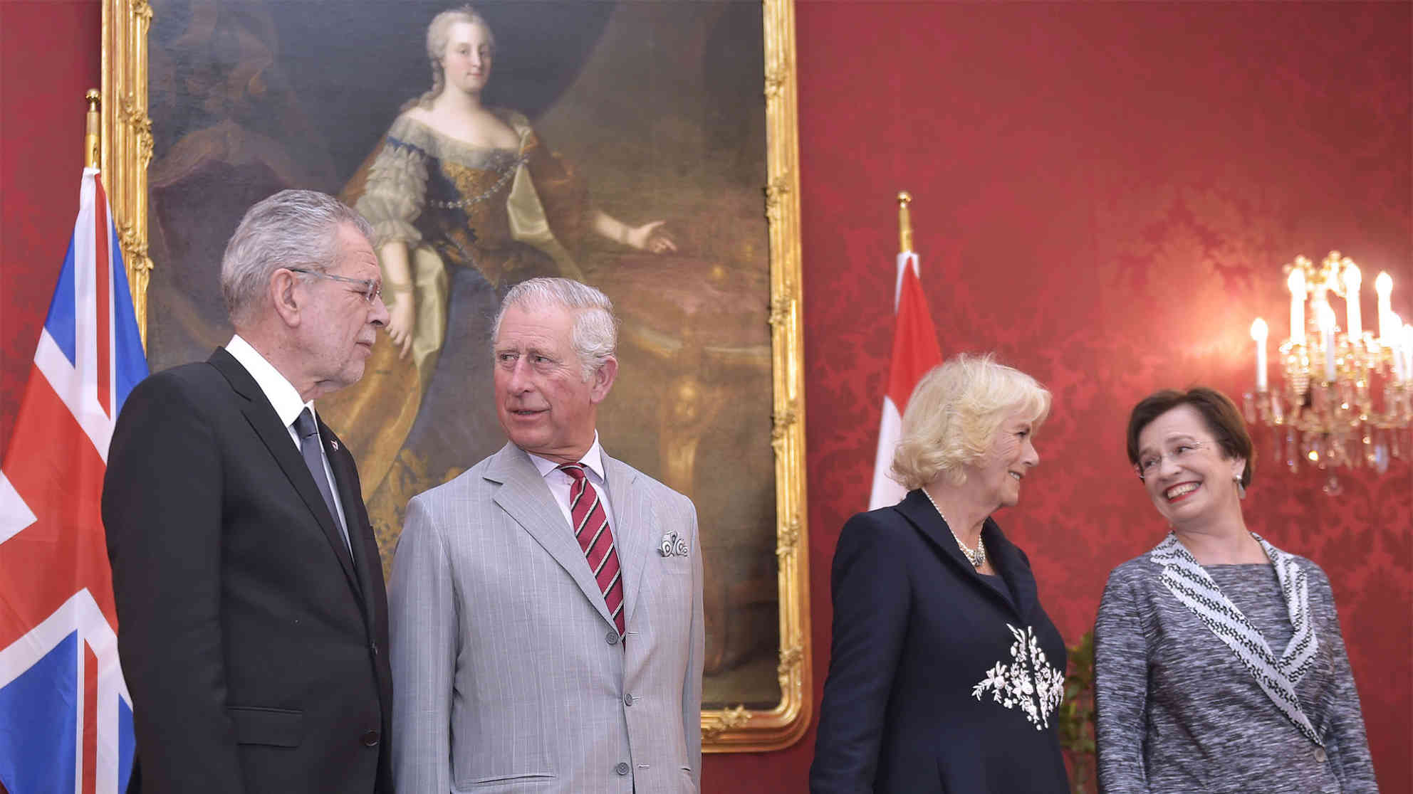 Der britische Thronfolger Prinz Charles (2.v.l.) und seine Ehefrau Herzogin Camilla (3.v.l.) werden am Mittwoch, 5. April 2017, von Bundespräsident Alexander Van der Bellen (l.) und seiner Ehefrau Doris Schmidauer (r.) in der Präsidentschaftskanzlei in Wien im Rahmen ihres Österreich-Besuches empfangen. Foto: picture alliance | APA | picturedesk.com