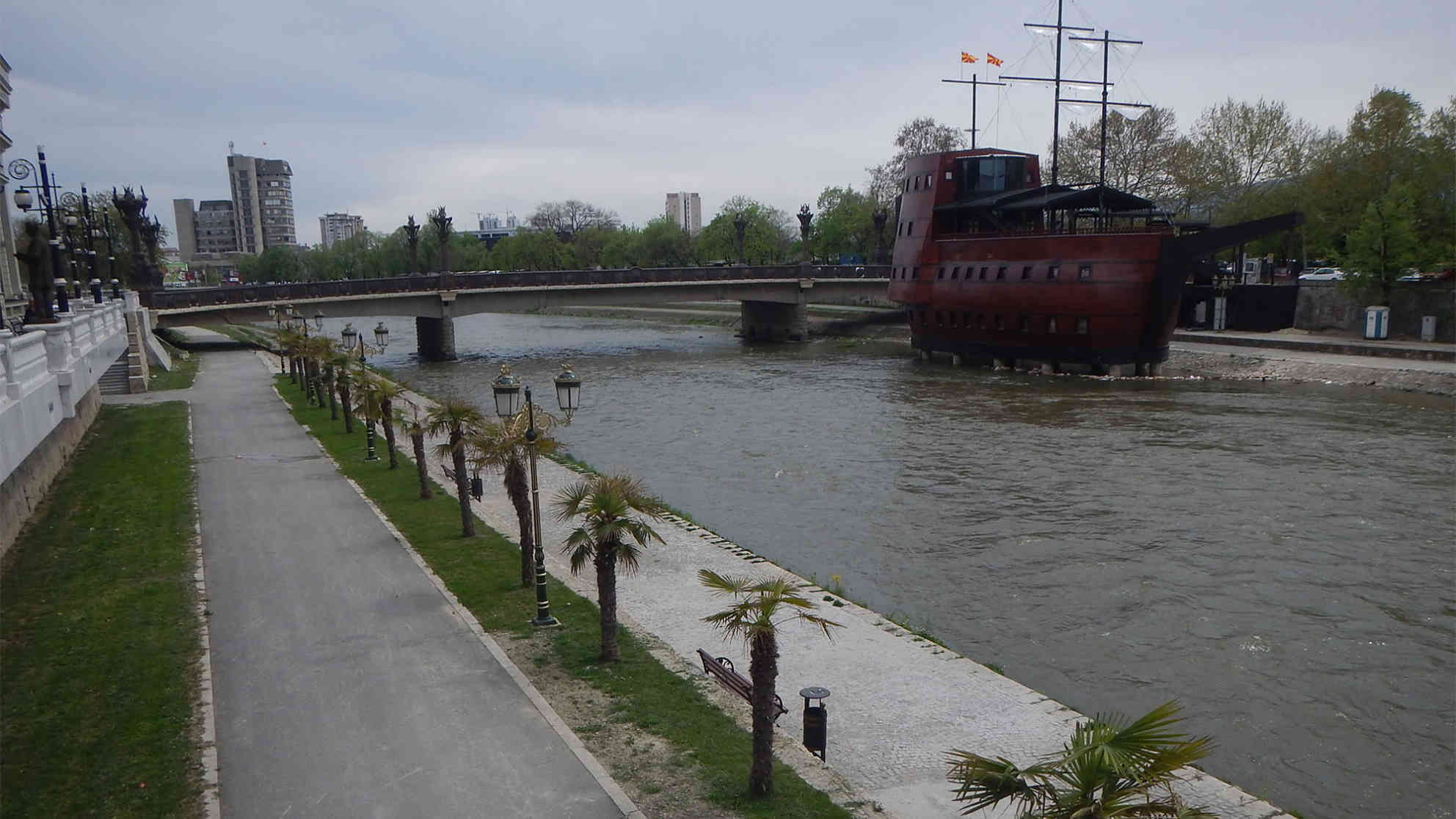 Einzig die vor 5 Jahren gepflanzten Palmen vor dem Außenministerium haben überlebt - sie wurde fachgerecht gepflegt und im Winter geschützt. Foto: BR | Schaban Bajrami