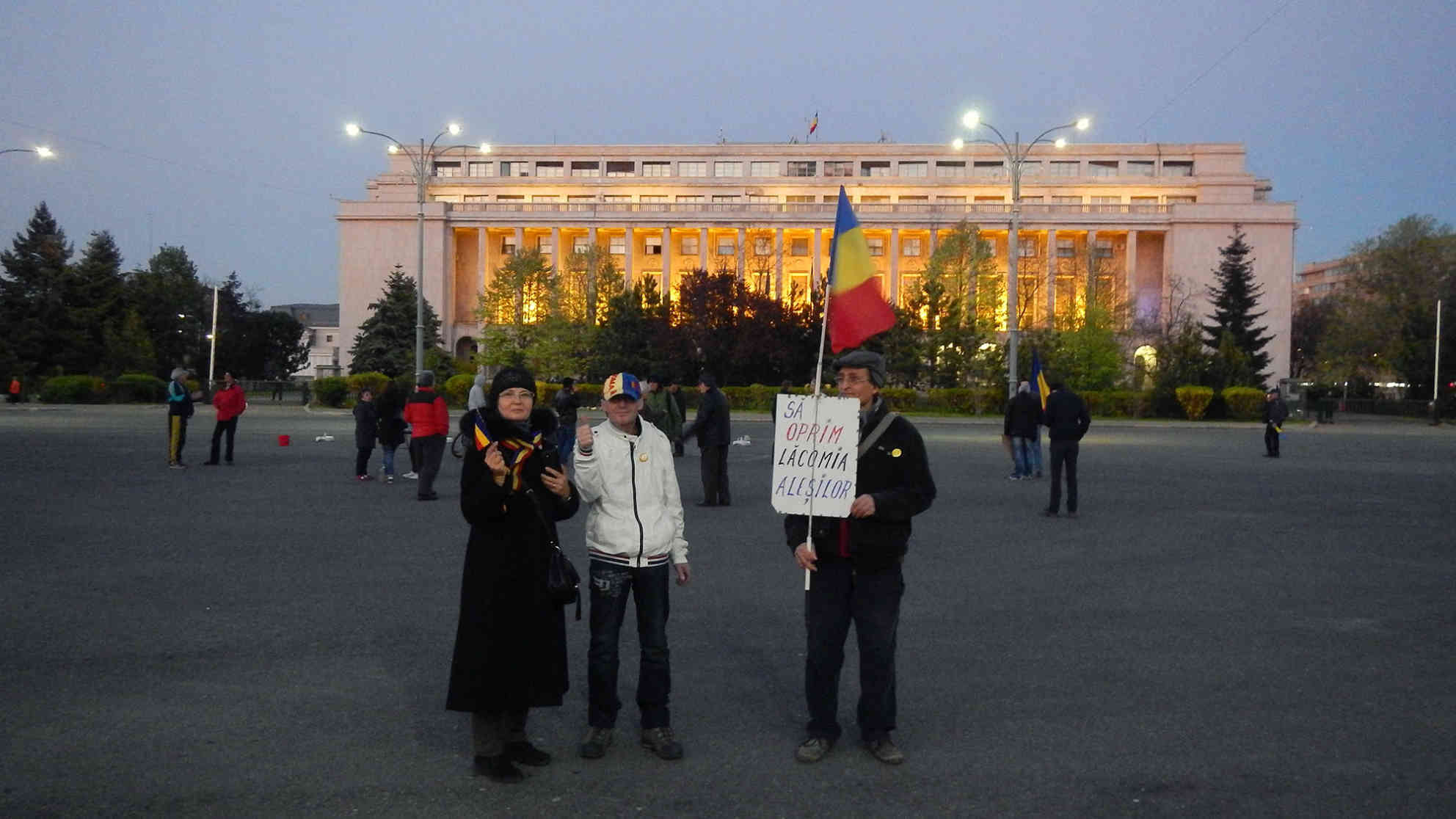 Seit mehr als zwei Monaten demonstrieren diese Menschen unentwegt gegen die Regierung und die Einschränkungen des Rechtsstaates. Foto: BR | Herbert Gruenwald