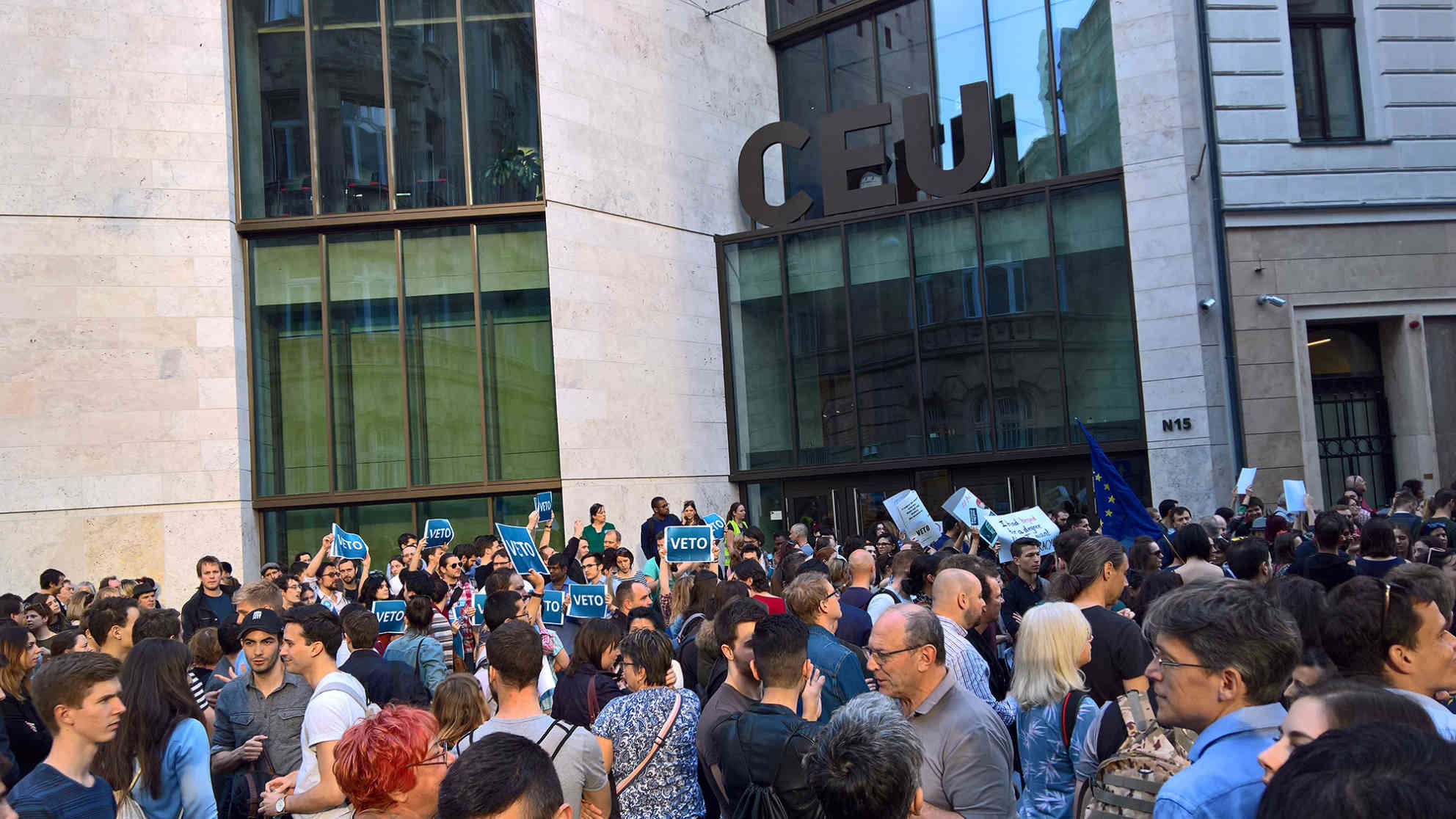Tausende kamen gestern vor der CEU Universität zusammen, um gegen die Schließung zu demonstrieren. Foto: BR | Attila Poth
