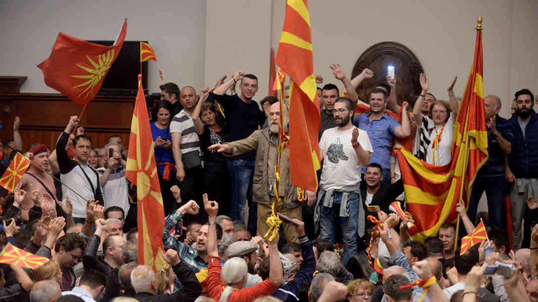 Gewaltbereite Unterstützer der früheren Regierungspartei VMRO-DPMNE haben gestern Abend das Parlamentsgebäude in Skopje gestürmt und besetzt. Foto: picture-alliance | PIXSELL