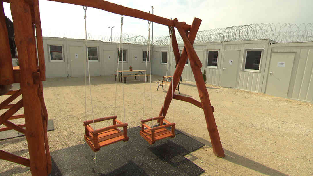 Geräumt zum Lokalaugenschein. Das Lager im ungarischen Tompa. Foto: BR | Videostandbild | Valentin Platzgummer