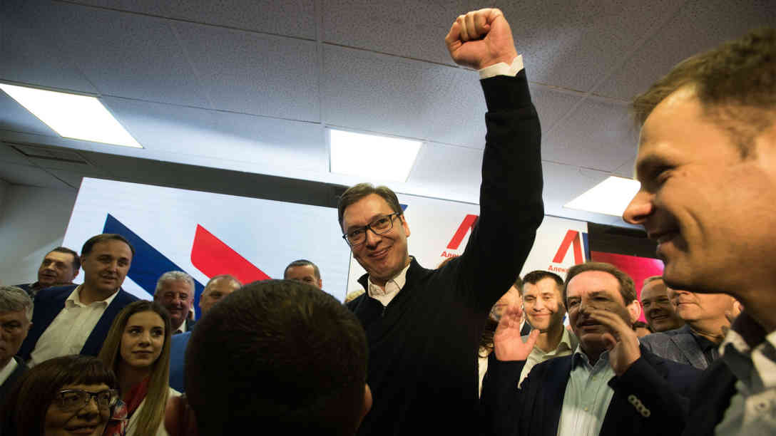 Aleksandar Vucic feiert mit erhobener Faust seinen Wahlsieg bei den Präsidentenwahlen in Serbien am 02.04.2017. Foto: picture-alliance | dpa