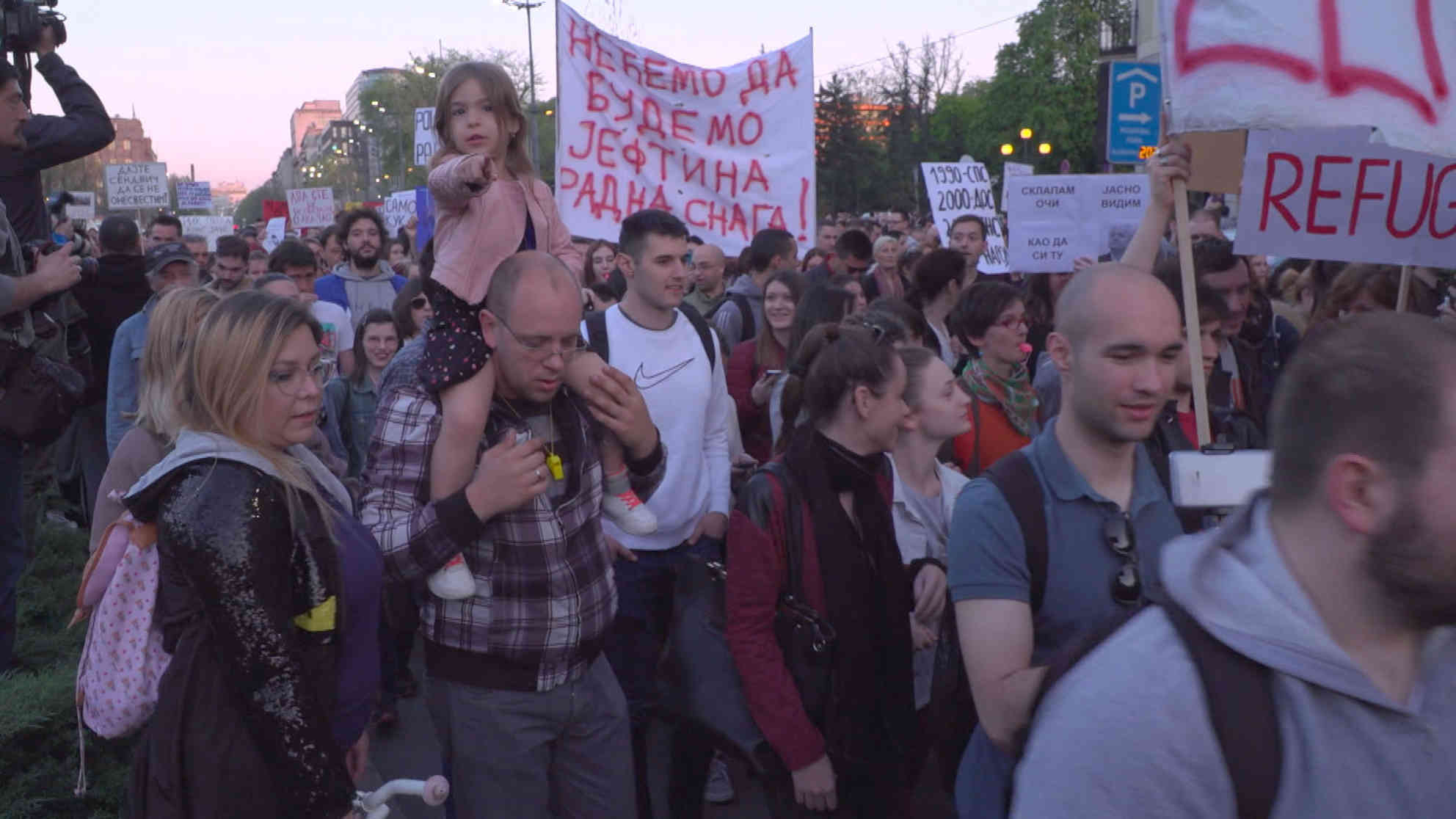 Jeden Tag demonstrieren tausende von Menschen gegen die serbische Regierung. Foto: BR | Videostandbild | Tamara Link