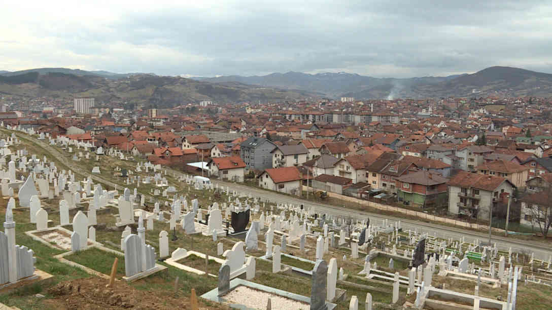 Auf dem muslimischen Friedhof im südserbischen Novi Pazar liegt Sahel begraben. Foto: BR | Videostandbild | Zarko Bogdanovic