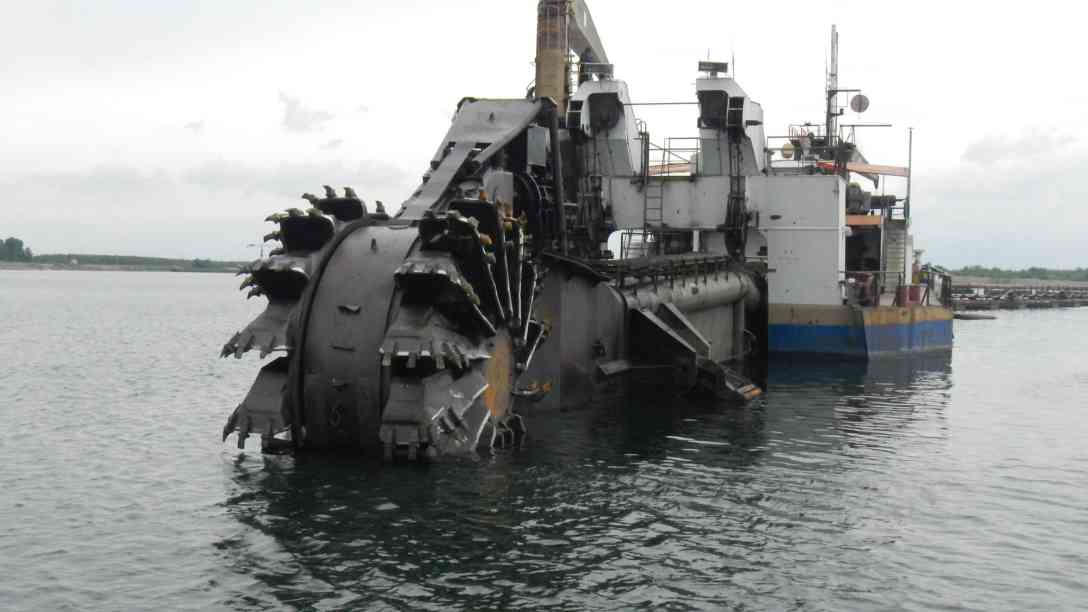 Etwa 45 Millionen DM hat der Schwimmbagger Anfang der 90-er Jahre gekostet. Der deutsche Hersteller konnte sich wegen UN-Sanktionen vom Erfolg seiner Technologie nicht selbst überzeugen. Der Schwimmbagger blieb ein Einzelstück. Die Blockade ließ auch den Bau eines großen Kohlekraftwerks bei Kovin platzen, das durch weitere 4-5 identische Schiffsbagger hätte gespeist werden sollen. Foto: BR | Dejan Stefanovic