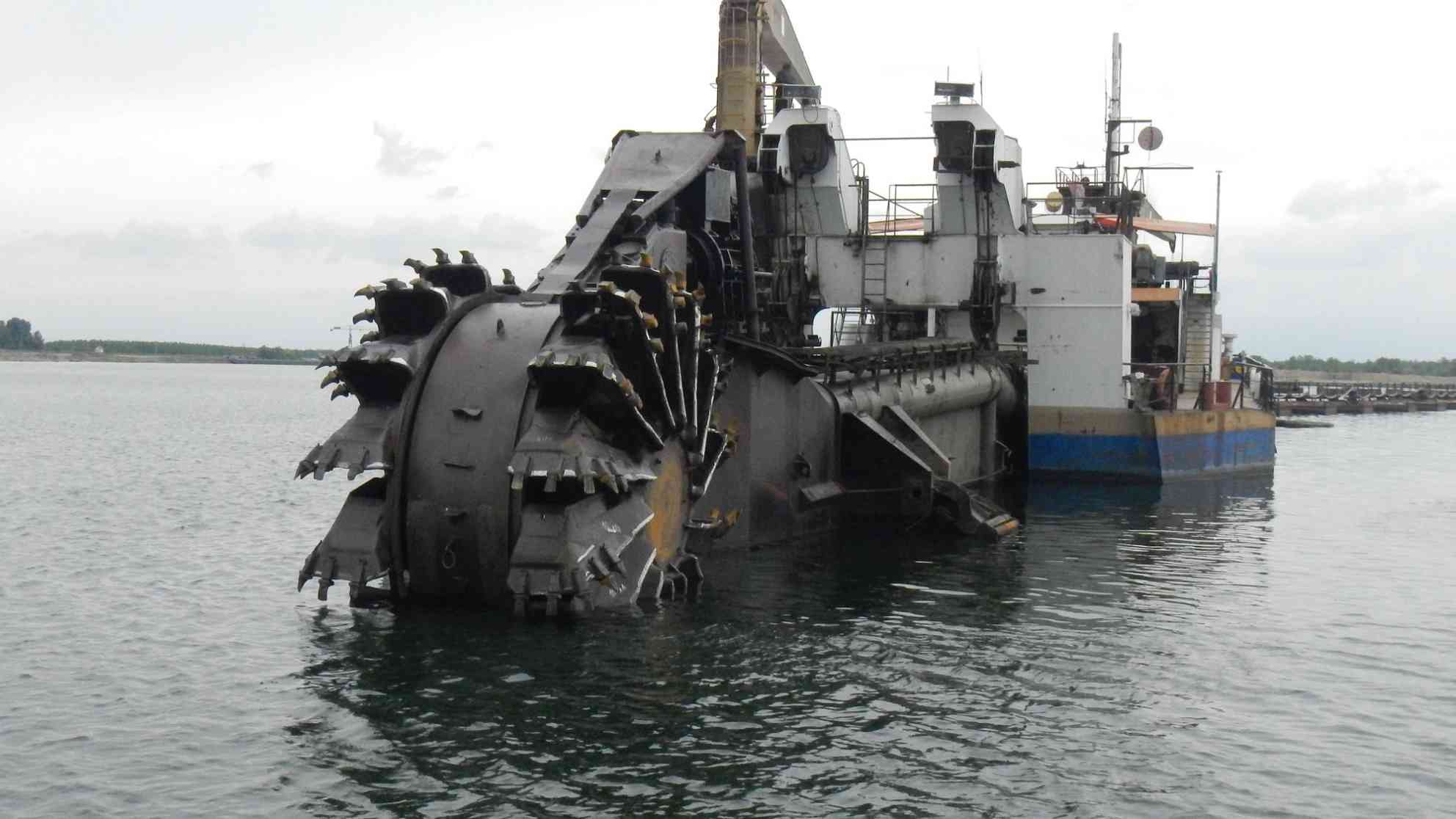 Etwa 45 Millionen DM hat der Schwimmbagger Anfang der 90-er Jahre gekostet. Der deutsche Hersteller konnte sich wegen UN-Sanktionen vom Erfolg seiner Technologie nicht selbst überzeugen. Der Schwimmbagger blieb ein Einzelstück. Die Blockade ließ auch den Bau eines großen Kohlekraftwerks bei Kovin platzen, das durch weitere 4-5 identische Schiffsbagger hätte gespeist werden sollen. Foto: BR | Dejan Stefanovic