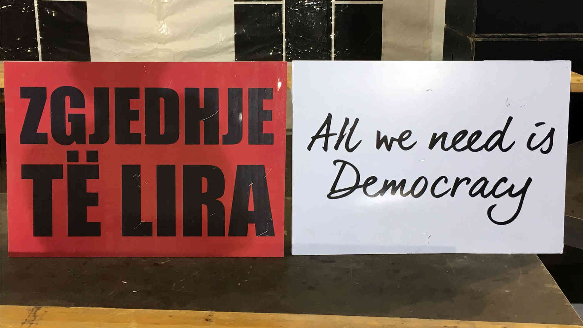 Plakate im Protestzelt der oppositionellen 'Demokratischen Partei'. Das Zelt ist inzwischen abgebaut. Foto: BR | Andrea Beer