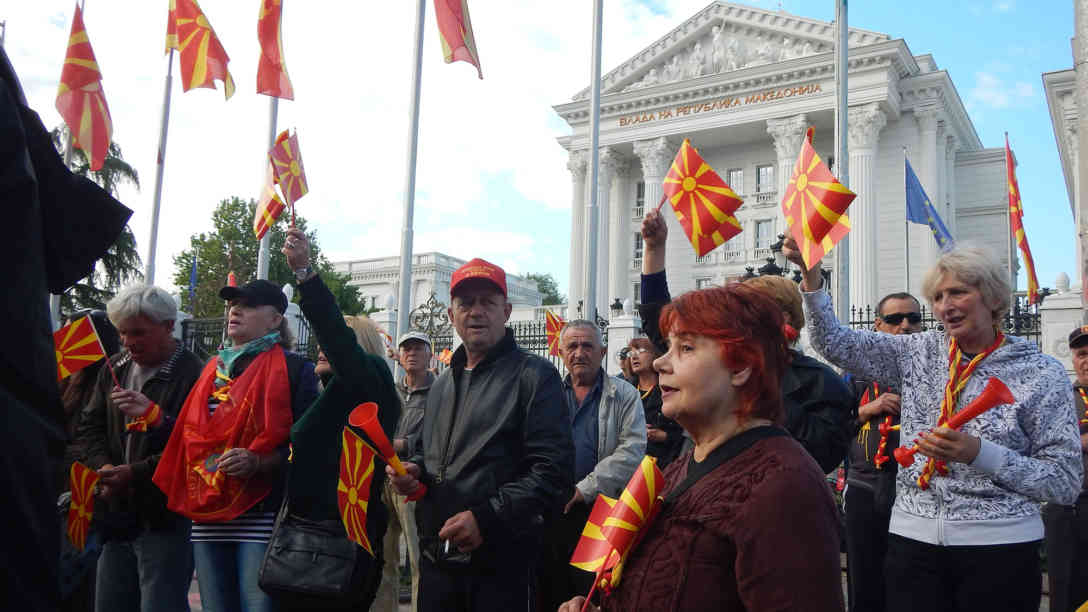 Der tägliche Demonstrationszug startet vor dem Regierungssitz. Foto: BR | Schaban Bajrami