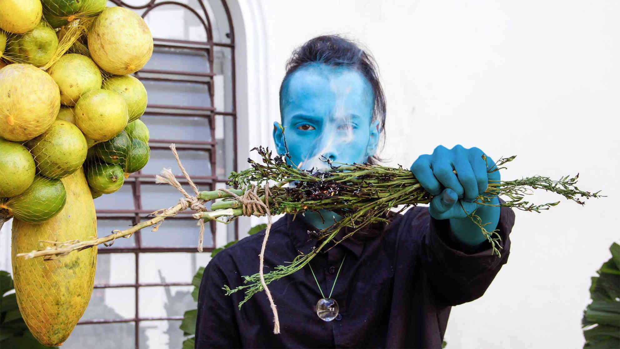 Für die Wiener Festwochen errichtet Daniel Lie eine raumverknüpfende Skulptur, Death Center for the Living, in der die Grenzen zwischen Installation und Performance verwischen. Foto: Wiener Festwochen | Vanessa Bohn