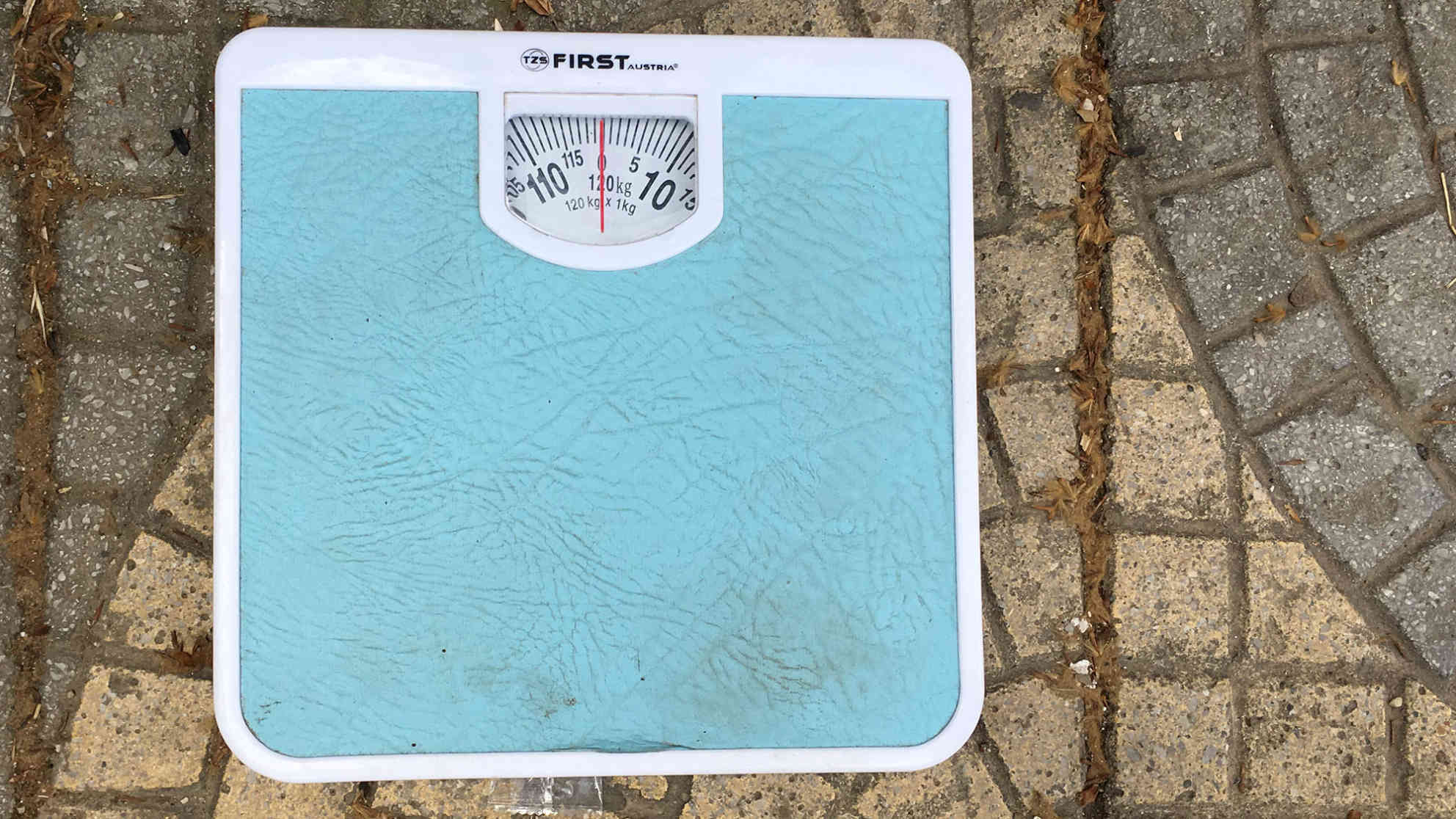 Diese Waage steht an einer Straßenkreuzung in Tirana. Für umgerechnet 7 Cent kann man sich hier öffentlich wiegen. Die wenigsten Albaner haben nämlich eine Waage zu Hause. Foto: BR | Andrea Beer