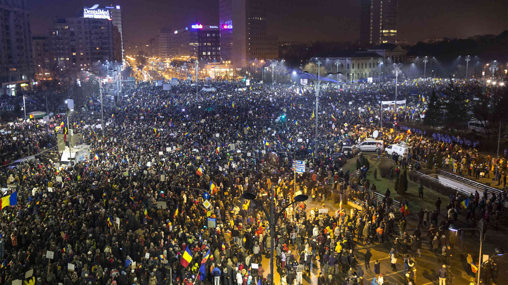 Zehntausende demonstrierten Anfang des Jahres in Rumänien gegen die Absicht der frisch gewählten sozialdemokratischen PSD-Regierung, die Korruptionskontrolle zu schwächen und korrupte Politiker zu amnestieren. Foto: picture alliance | JOKER