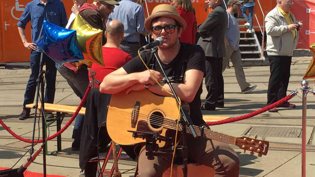Dieser Musiker hat ein Lied über das Musik-Verbot in der Wiener U-Bahn geschrieben. Foto: BR | Andrea Beer
