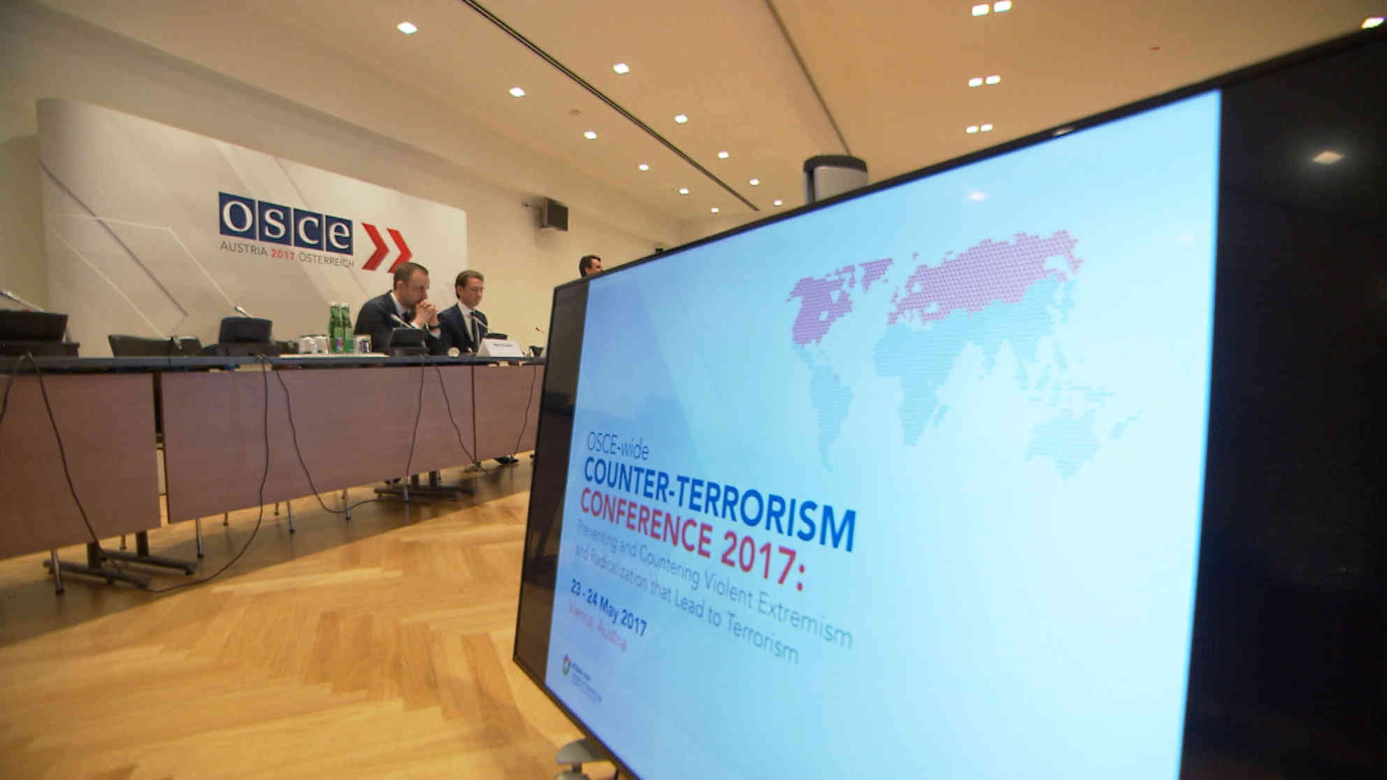 Die Anti-Terrorismus-Konferenz der OSZE in Wien begann mit einer Schweigeminute für die Opfer von Manchester. Foto: BR | Videostandbild | Daniel Dzyak
