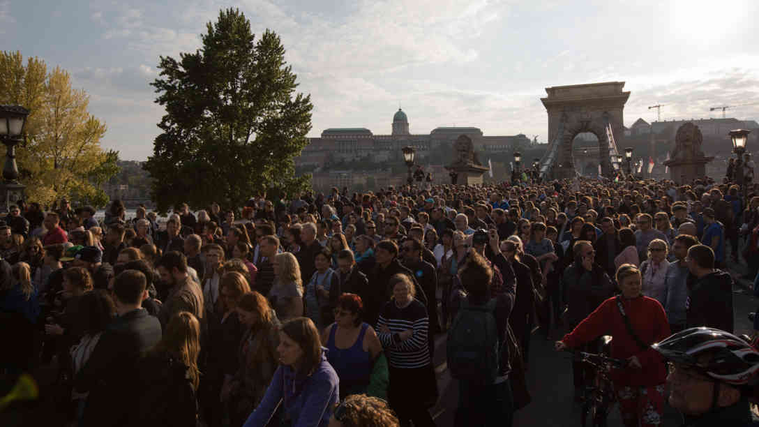 An die 70.000 demonstrieren am 10. April gegen die Schließung der von George Soros finanzierten Hochschule CEU in Budapest. Foto: picture alliance/dpa