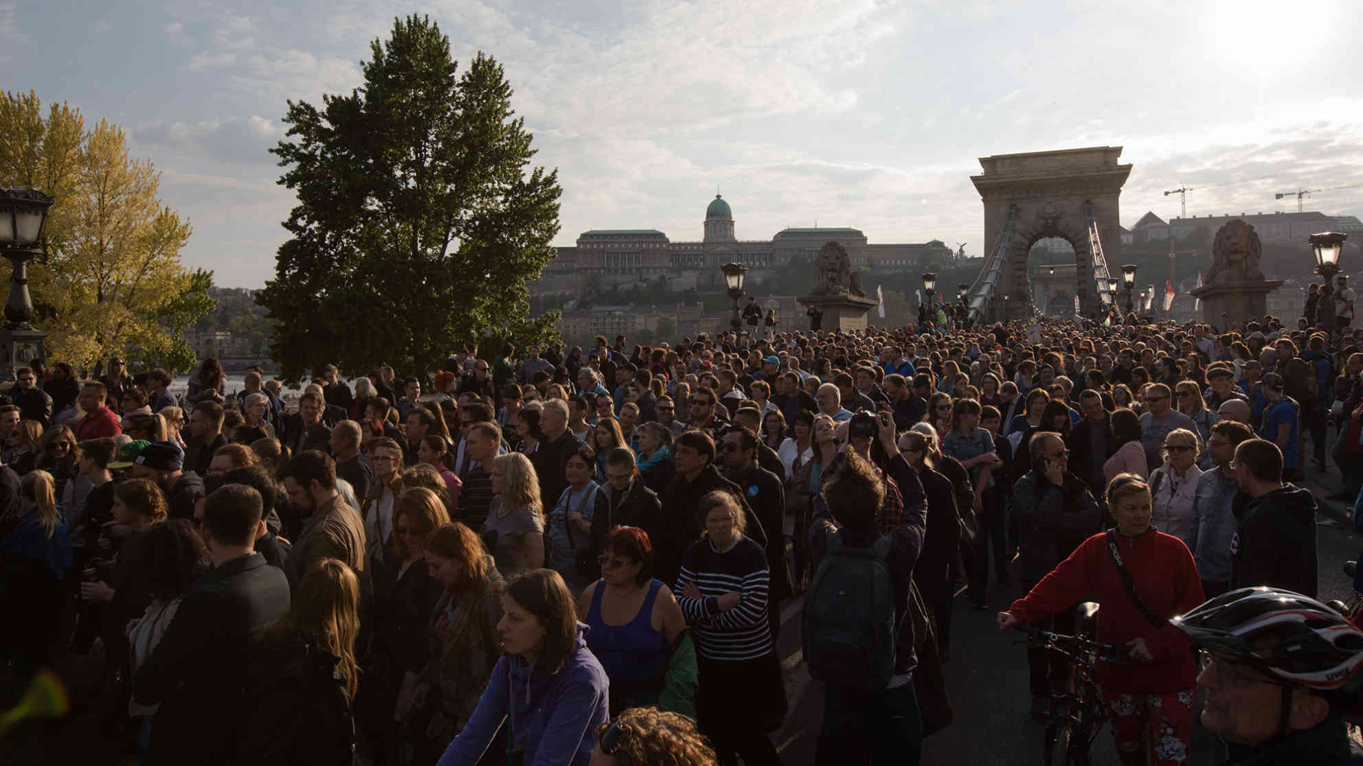 An die 70.000 demonstrieren am 10. April gegen die Schließung der von George Soros finanzierten Hochschule CEU in Budapest. Foto: picture alliance/dpa